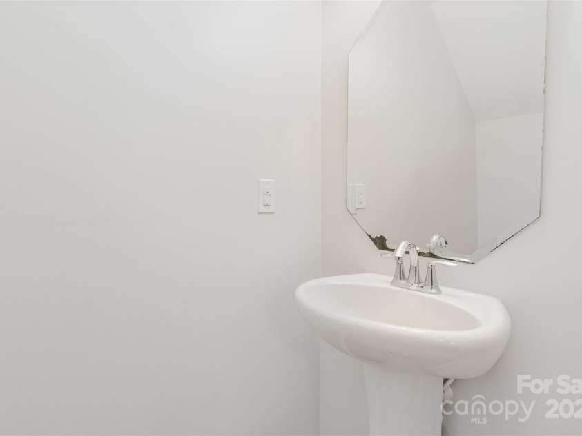 7643 Monarch Birch Lane, Charlotte, NC 28215.  MLS# CAR4273441, YatesRealty ID 22691. Half-bath