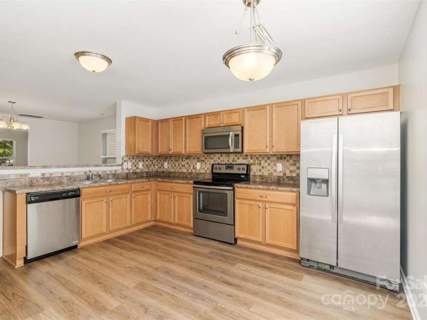 7643 Monarch Birch Lane, Charlotte, NC 28215.  MLS# CAR4273441, YatesRealty ID 22691. Kitchen