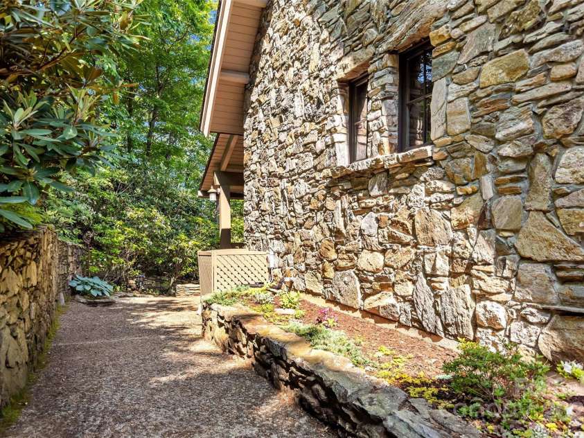 2998 Creston Drive, Black Mountain, NC 28711.  MLS# CAR4266205, YatesRealty ID 22693. 