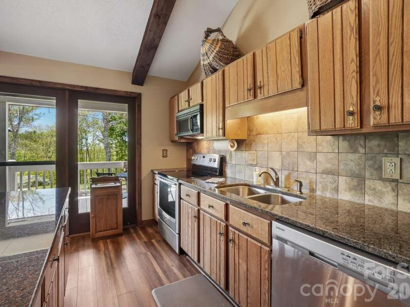 302 Eagles Nest Court, Mars Hill, NC 28754.  MLS# CAR4369969, YatesRealty ID 22693. Updated Stainless Appliances