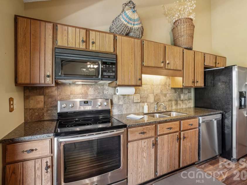 302 Eagles Nest Court, Mars Hill, NC 28754.  MLS# CAR4369969, YatesRealty ID 22693. Updated Stainless Appliances