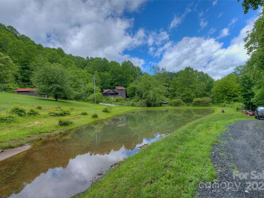 53 Chestnut Ridge Road, Spruce Pine, NC 28777.  MLS# CAR4263476, YatesRealty ID 22695. 