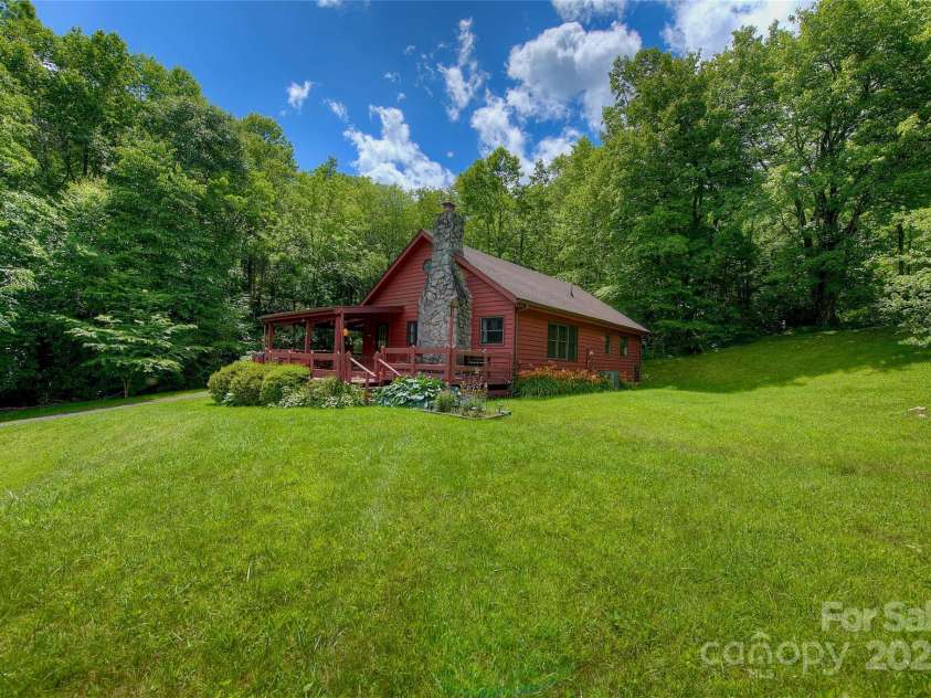 53 Chestnut Ridge Road, Spruce Pine, NC 28777.  MLS# CAR4263476, YatesRealty ID 22695. 