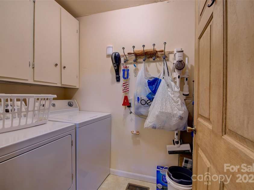 53 Chestnut Ridge Road, Spruce Pine, NC 28777.  MLS# CAR4263476, YatesRealty ID 22695. 