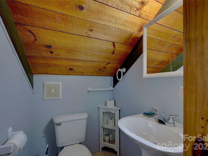 53 Chestnut Ridge Road, Spruce Pine, NC 28777.  MLS# CAR4263476, YatesRealty ID 22695. 