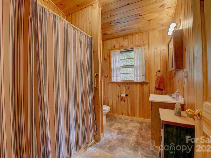 53 Chestnut Ridge Road, Spruce Pine, NC 28777.  MLS# CAR4263476, YatesRealty ID 22695. 