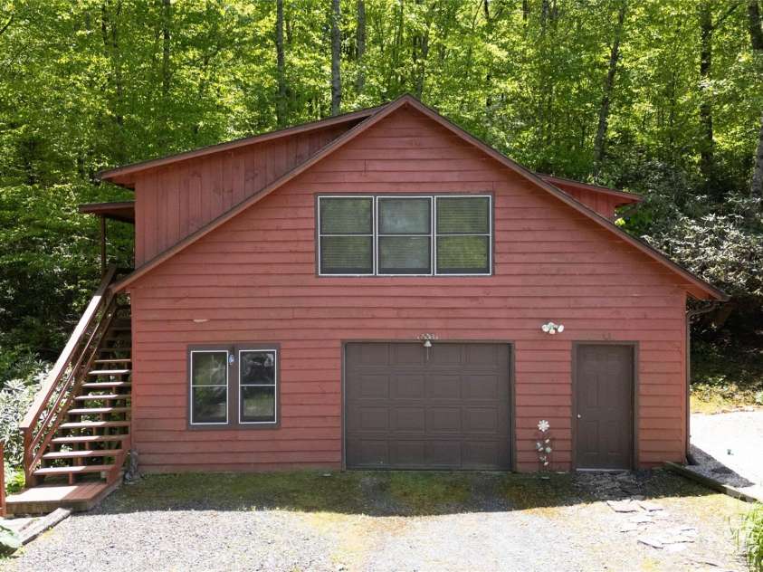 53 Chestnut Ridge Road, Spruce Pine, NC 28777.  MLS# CAR4263476, YatesRealty ID 22695. 
