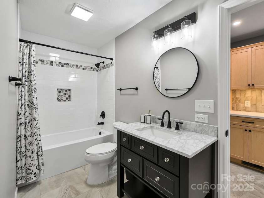 210 Fernwood Drive, Hendersonville, NC 28791.  MLS# CAR4275112, YatesRealty ID 22697. 2nd Bath beautifully appointed