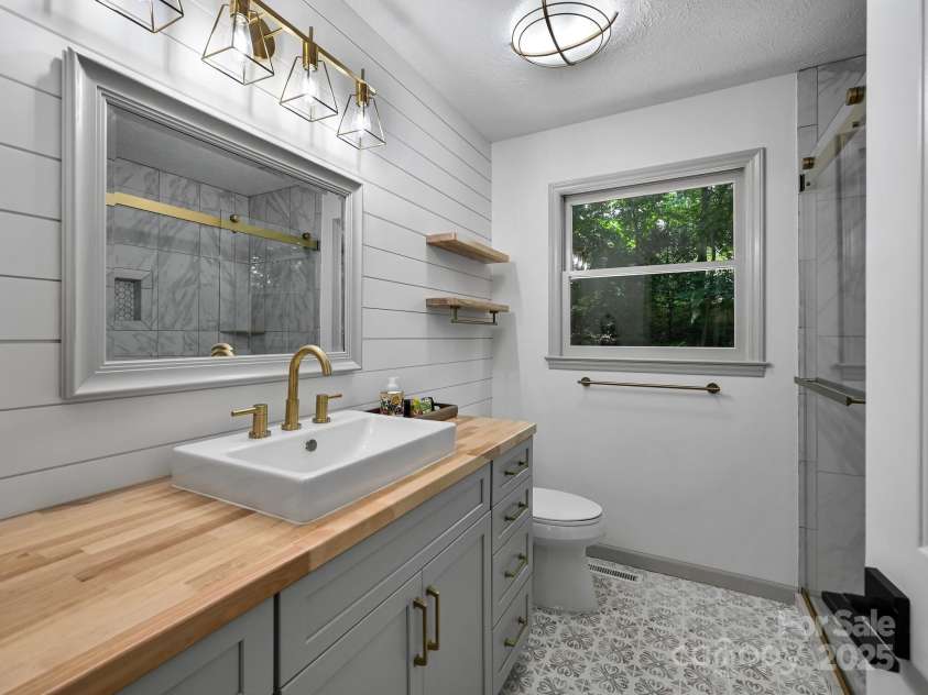 210 Fernwood Drive, Hendersonville, NC 28791.  MLS# CAR4275112, YatesRealty ID 22697. Master Bath