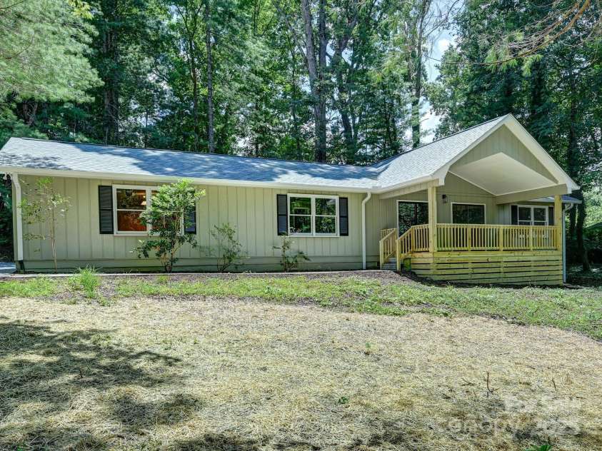 210 Fernwood Drive, Hendersonville, NC 28791.  MLS# CAR4275112, YatesRealty ID 22697. Quaint Welcoming Front