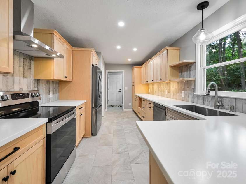 210 Fernwood Drive, Hendersonville, NC 28791.  MLS# CAR4275112, YatesRealty ID 22697. Tiled Kitchen Floor and Lg appliances