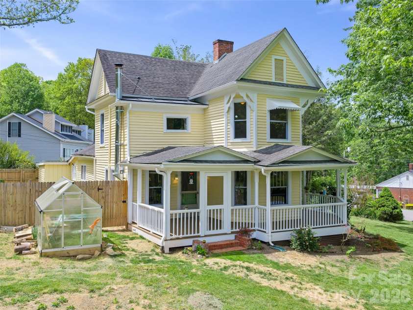 309 Hillside Drive, Burnsville, NC 28714.  MLS# CAR4361793, YatesRealty ID 22697. 