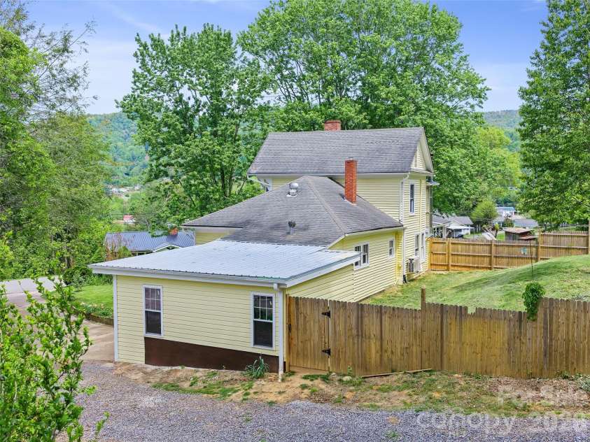 309 Hillside Drive, Burnsville, NC 28714.  MLS# CAR4361793, YatesRealty ID 22697. 
