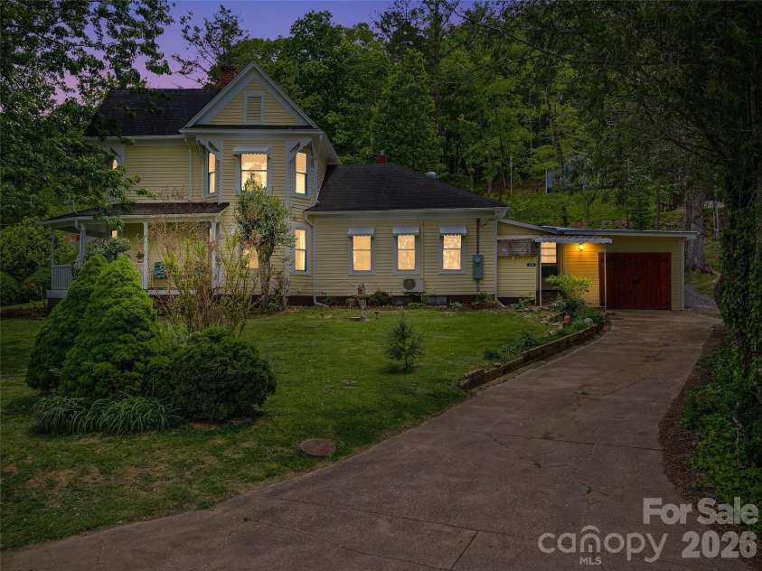 309 Hillside Drive, Burnsville, NC 28714.  MLS# CAR4361793, YatesRealty ID 22697. 