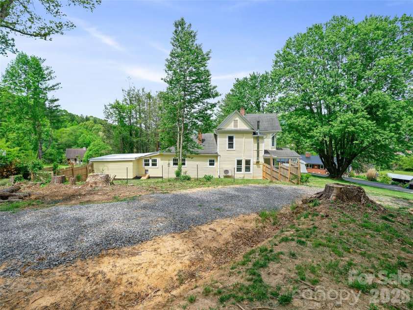 309 Hillside Drive, Burnsville, NC 28714.  MLS# CAR4361793, YatesRealty ID 22697. 