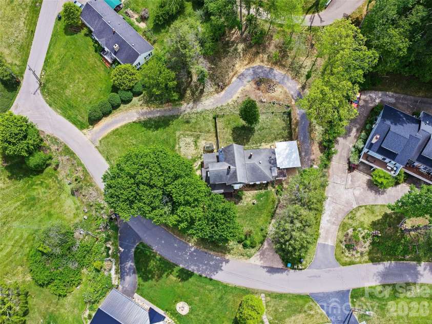 309 Hillside Drive, Burnsville, NC 28714.  MLS# CAR4361793, YatesRealty ID 22697. Circular Driveway