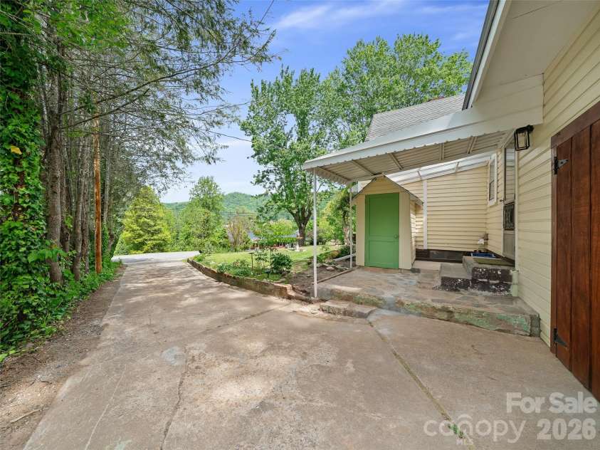 309 Hillside Drive, Burnsville, NC 28714.  MLS# CAR4361793, YatesRealty ID 22697. Driveway