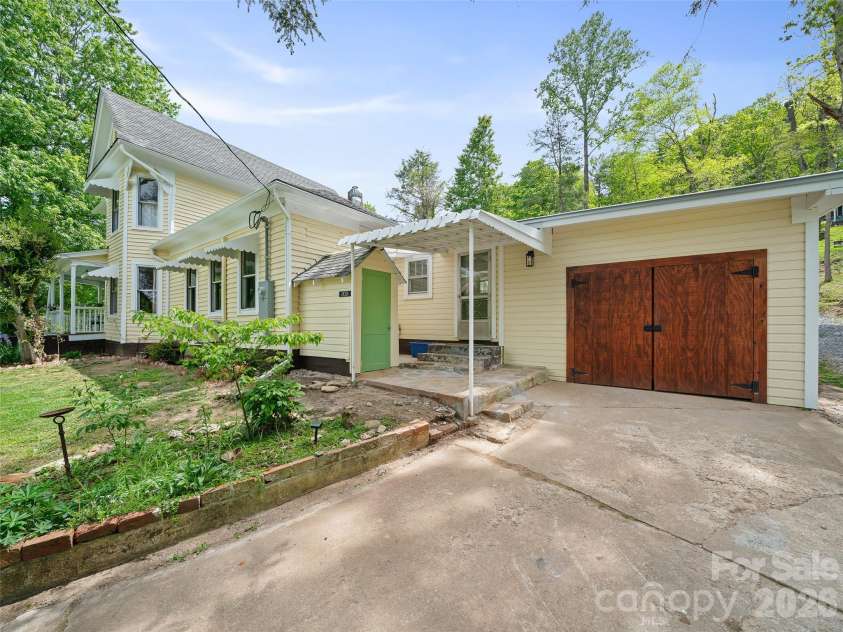 309 Hillside Drive, Burnsville, NC 28714.  MLS# CAR4361793, YatesRealty ID 22697. Driveway and Garage