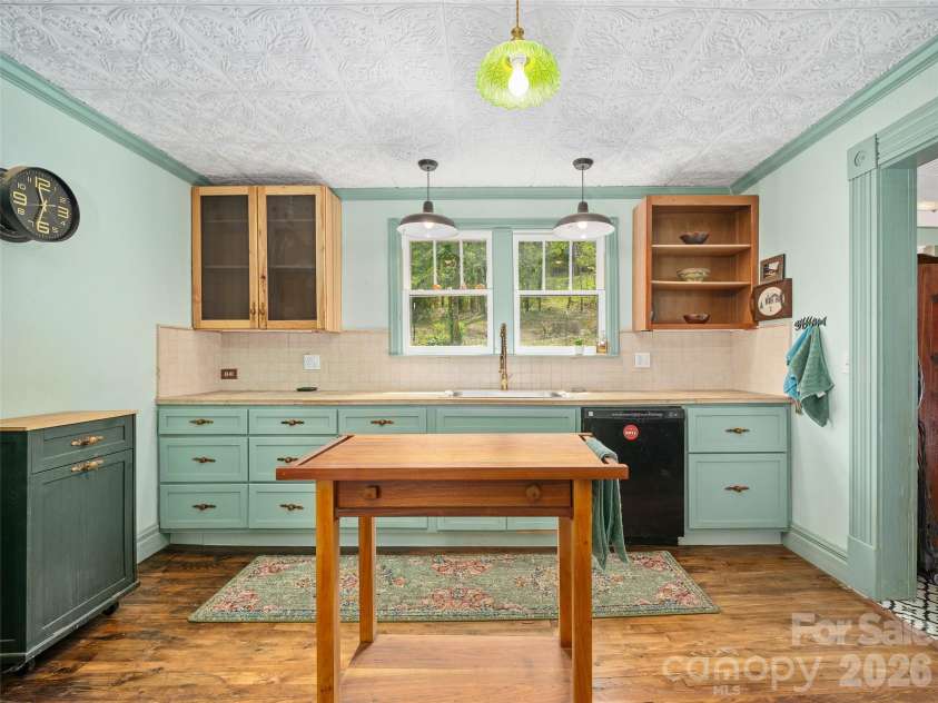 309 Hillside Drive, Burnsville, NC 28714.  MLS# CAR4361793, YatesRealty ID 22697. Kitchen