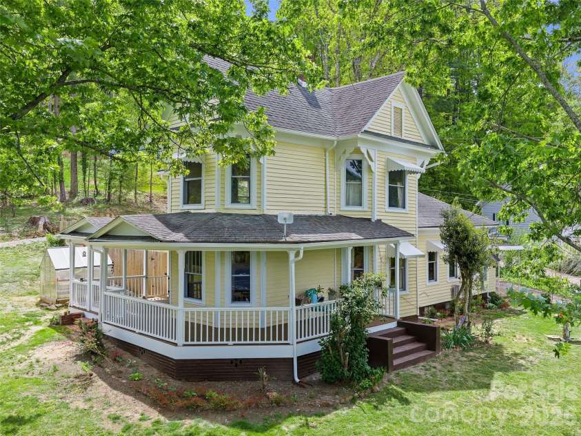 309 Hillside Drive, Burnsville, NC 28714.  MLS# CAR4361793, YatesRealty ID 22697. Welcome to 309 Hillside Dr!