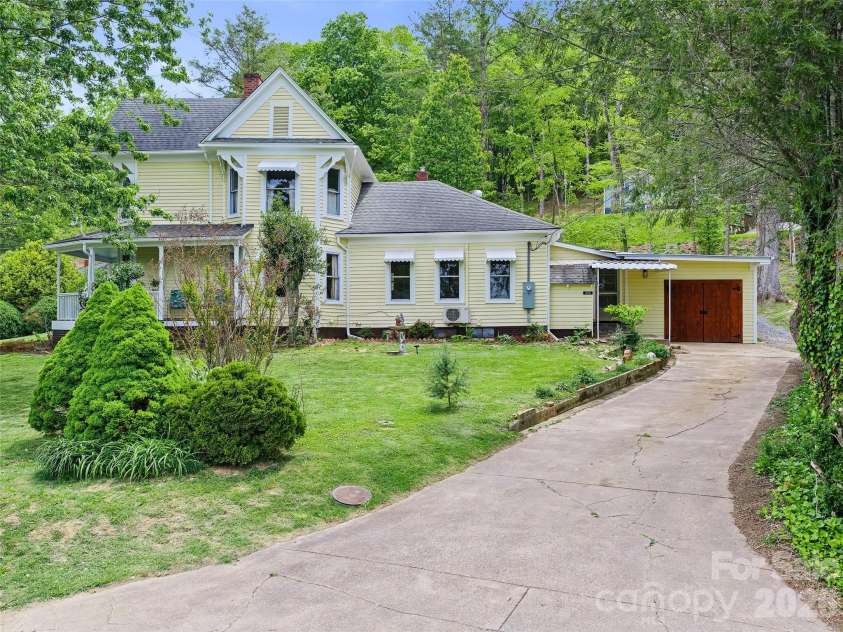 309 Hillside Drive, Burnsville, NC 28714.  MLS# CAR4361793, YatesRealty ID 22697. Welcome to 309 Hillside Dr!