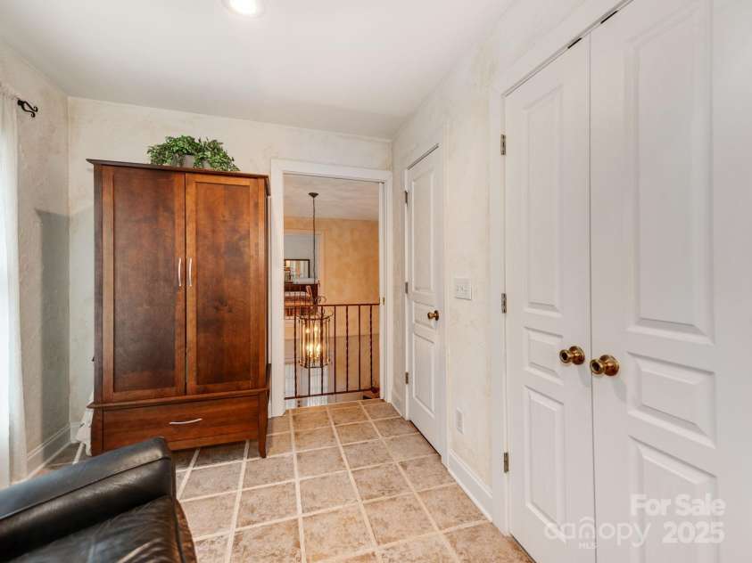 501 River Oaks Lane, Charlotte, NC 28226.  MLS# CAR4192085, YatesRealty ID 22698. The owner’s suite features a luxurious private dressing room, offering a perfect blend of functionality and elegance.