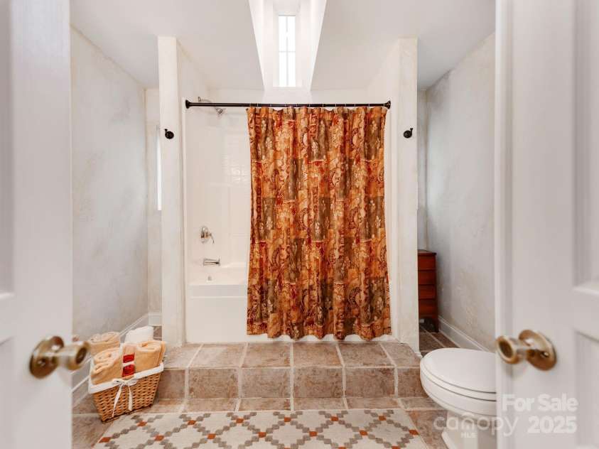 501 River Oaks Lane, Charlotte, NC 28226.  MLS# CAR4192085, YatesRealty ID 22698. The upstairs guest bath offers a perfect blend of style and functionality. Featuring a sleek vanity, a combination tub and shower, and modern fixtures, this space is designed to accommodate guests with comfort and conv