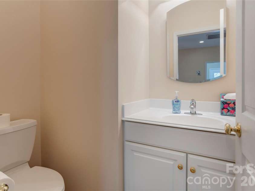 580 Gatsby Place, Concord, NC 28027.  MLS# CAR4359128, YatesRealty ID 22700. 2nd Living Quarters Bath