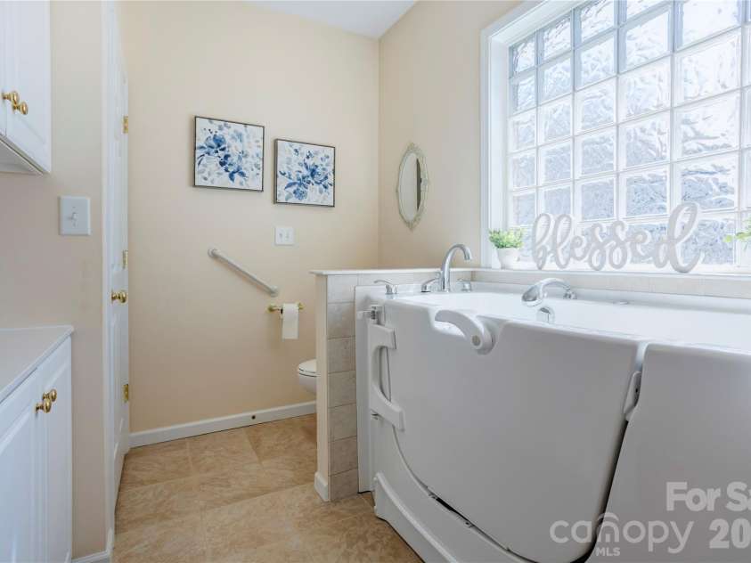 580 Gatsby Place, Concord, NC 28027.  MLS# CAR4359128, YatesRealty ID 22700. 2nd Living Quarters Walk in Tub