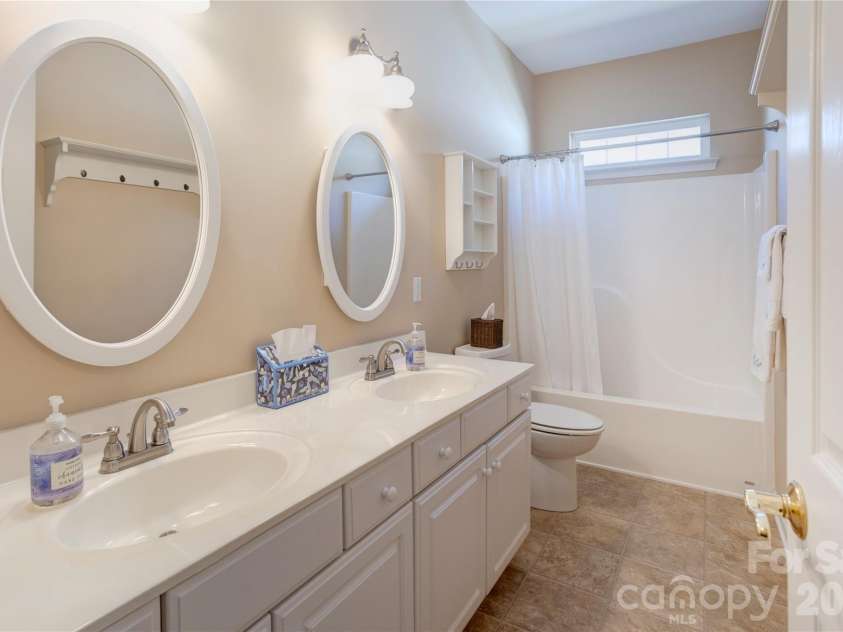 580 Gatsby Place, Concord, NC 28027.  MLS# CAR4359128, YatesRealty ID 22700. Hall Bath with Double Sinks