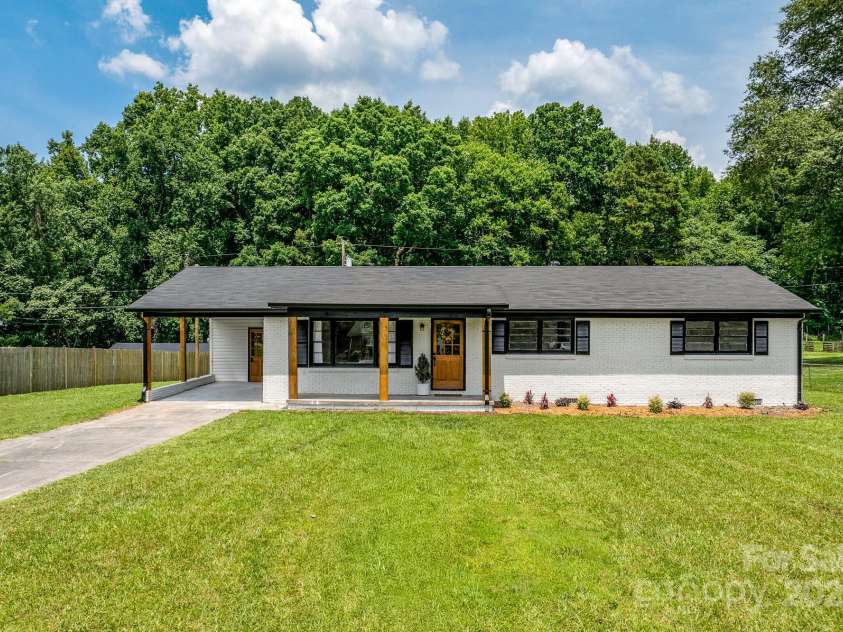2610 Fairgreen Drive, Gastonia, NC 28056.  MLS# CAR4273614, YatesRealty ID 22701. 