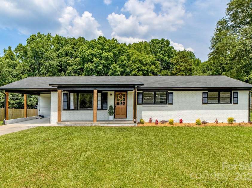 2610 Fairgreen Drive, Gastonia, NC 28056.  MLS# CAR4273614, YatesRealty ID 22701. Huge .6 acre lot