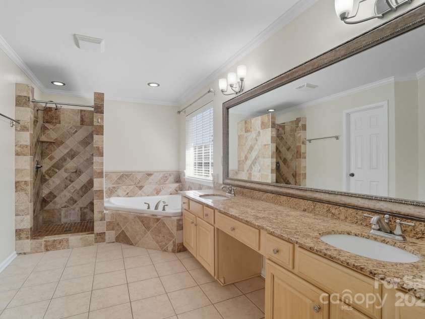 15406 Pepperwood Court, Huntersville, NC 28078.  MLS# CAR4301494, YatesRealty ID 22702. Primary Suite bath