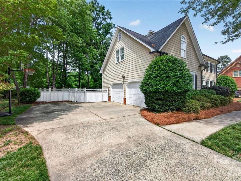 10216 Hollybrook Drive, Charlotte, NC 28277.  MLS# CAR4380428, YatesRealty ID 22703. 