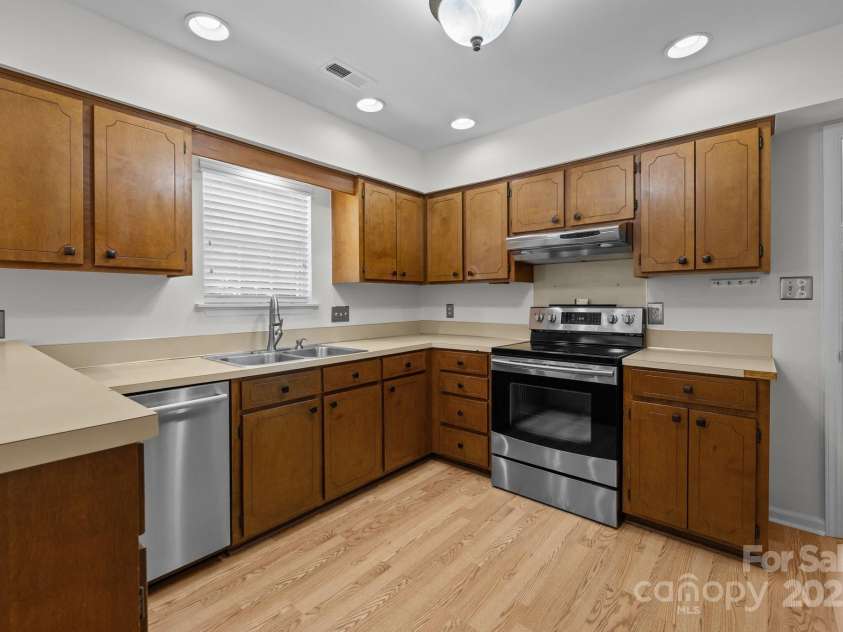 10600 Four Mile Creek Road, Charlotte, NC 28277.  MLS# CAR4271477, YatesRealty ID 22704. 