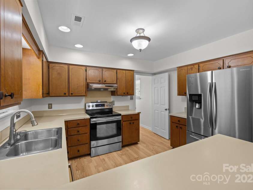 10600 Four Mile Creek Road, Charlotte, NC 28277.  MLS# CAR4271477, YatesRealty ID 22704. 