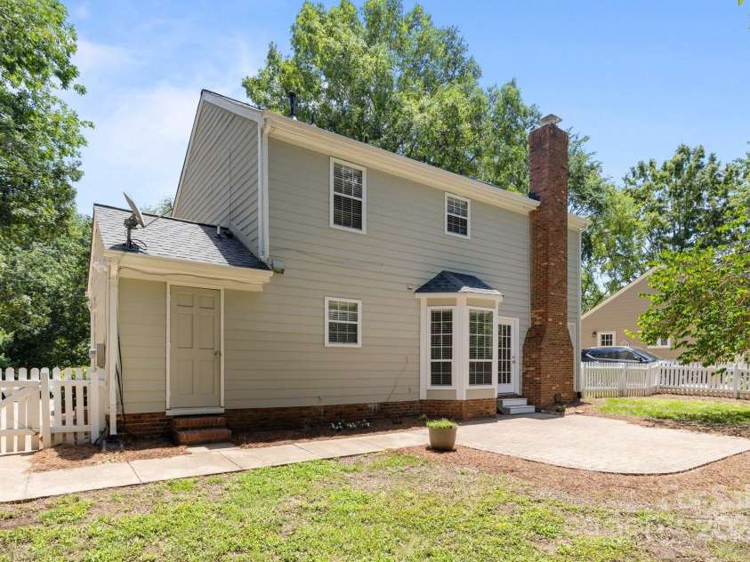 10600 Four Mile Creek Road, Charlotte, NC 28277.  MLS# CAR4271477, YatesRealty ID 22704. 