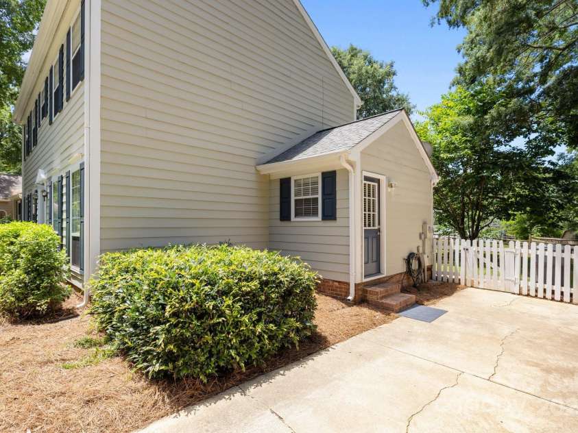 10600 Four Mile Creek Road, Charlotte, NC 28277.  MLS# CAR4271477, YatesRealty ID 22704. 