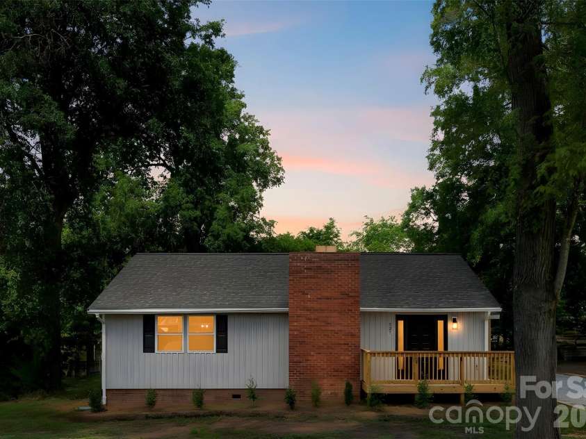 527 Bostian Avenue, Kannapolis, NC 28083.  MLS# CAR4347544, YatesRealty ID 22706. 