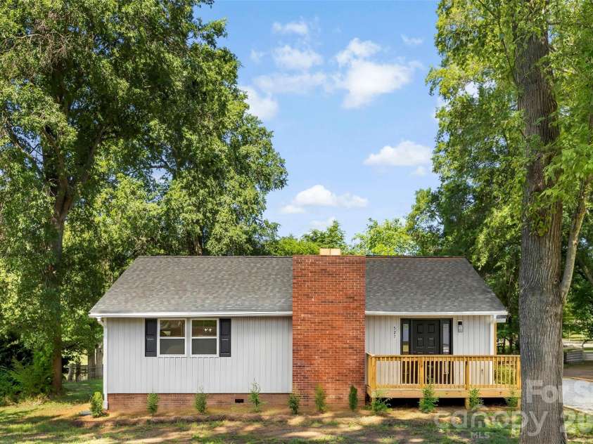 527 Bostian Avenue, Kannapolis, NC 28083.  MLS# CAR4347544, YatesRealty ID 22706. 