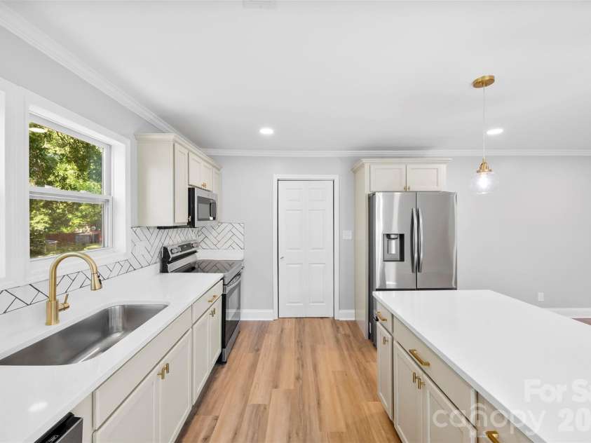527 Bostian Avenue, Kannapolis, NC 28083.  MLS# CAR4347544, YatesRealty ID 22706. 