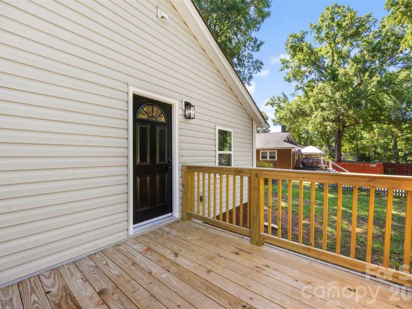 527 Bostian Avenue, Kannapolis, NC 28083.  MLS# CAR4347544, YatesRealty ID 22706. 