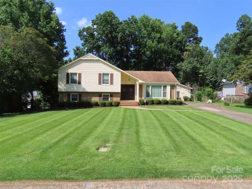 5823 Rupert Lane, Charlotte, NC 28215.  MLS# CAR4276006, YatesRealty ID 22706. 