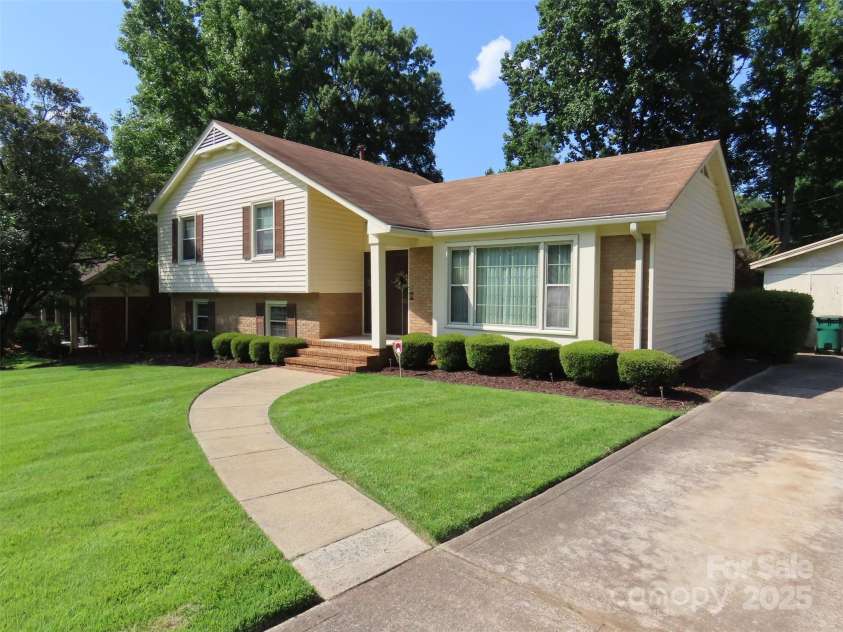 5823 Rupert Lane, Charlotte, NC 28215.  MLS# CAR4276006, YatesRealty ID 22706. 