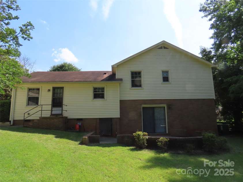 5823 Rupert Lane, Charlotte, NC 28215.  MLS# CAR4276006, YatesRealty ID 22706. 