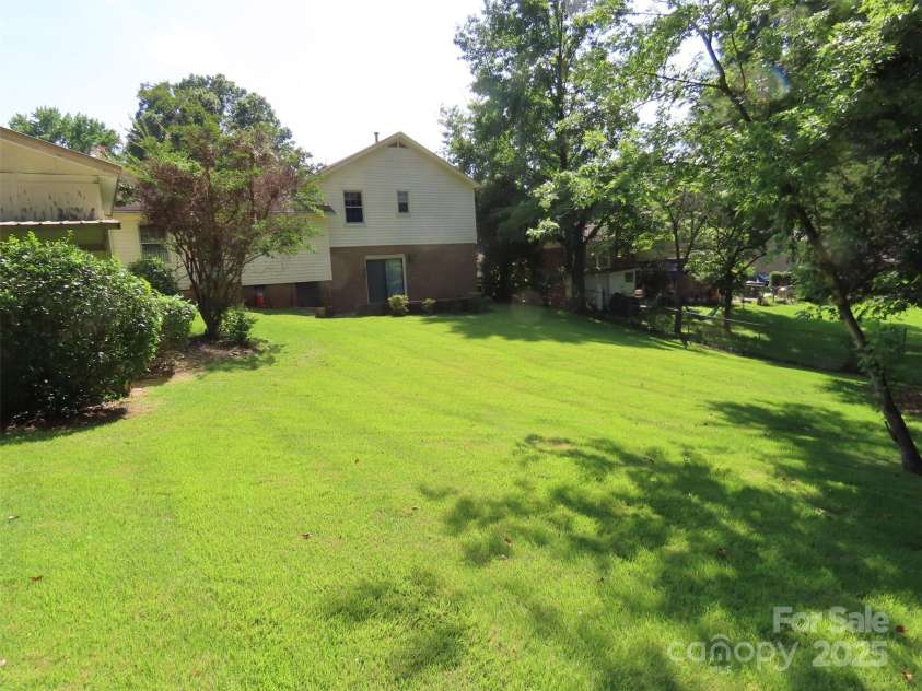 5823 Rupert Lane, Charlotte, NC 28215.  MLS# CAR4276006, YatesRealty ID 22706. 