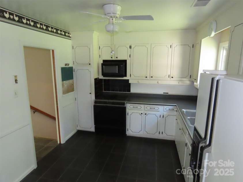 5823 Rupert Lane, Charlotte, NC 28215.  MLS# CAR4276006, YatesRealty ID 22706. 