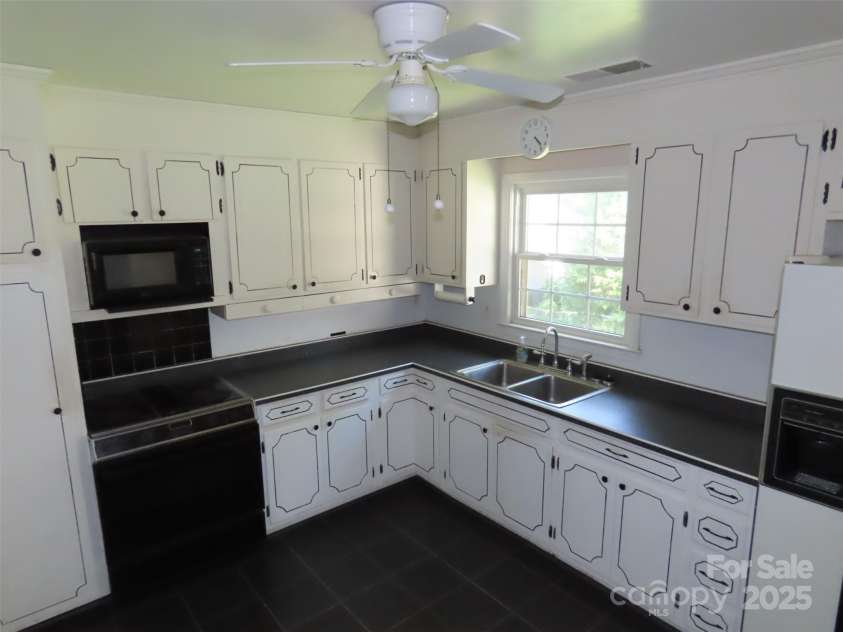 5823 Rupert Lane, Charlotte, NC 28215.  MLS# CAR4276006, YatesRealty ID 22706. 