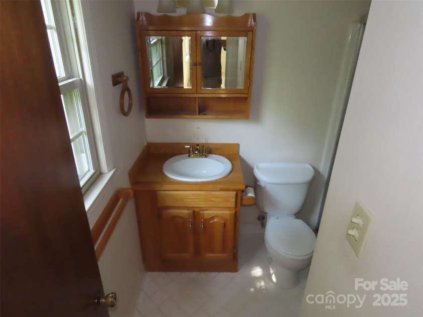 5823 Rupert Lane, Charlotte, NC 28215.  MLS# CAR4276006, YatesRealty ID 22706. 