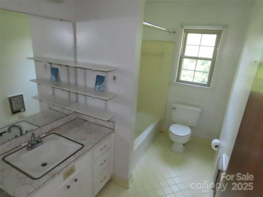 5823 Rupert Lane, Charlotte, NC 28215.  MLS# CAR4276006, YatesRealty ID 22706. 